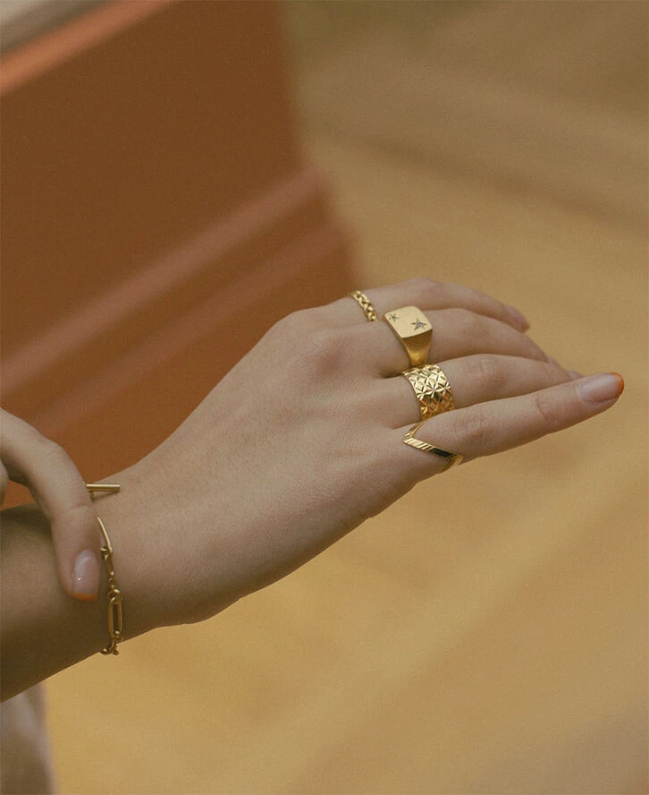 Reflection V-ring, gold-plated sterling silver-46 Jane Kønig Reflection V-ring, Gold-plated Sterling Silver-46 -Pernille Corydon Butik 5715180052095 4